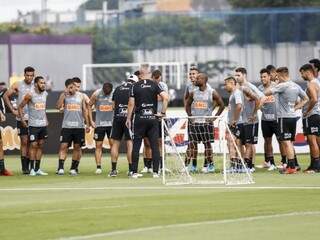 Jogadores do Corinthians reunidos antes de treino começar (Foto: Divulgação)