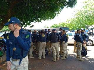 Policiais se reuniram antes de sair em grupo para o velório do colega de Sidrolândia (Maressa Mendonça)