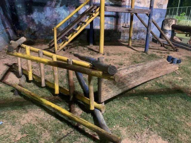 Crian&ccedil;a morre ap&oacute;s ser atingida na cabe&ccedil;a por peda&ccedil;o de escorregador