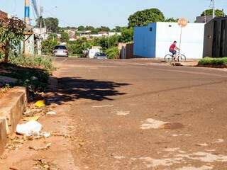 Rua Charlote esquina com a Uapes, no Aero Rancho, onde homem foi morto com tiro no abdômen (Foto: Henrique Kawaminami/Arquivo)