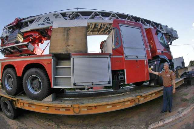 Ap&oacute;s anos de espera, escada Magirus de R$ 7,4 milh&otilde;es chega &agrave; Capital