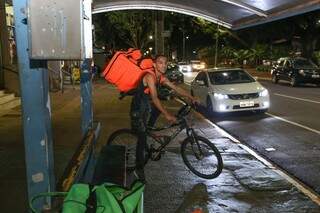 Vinicius, a bike e a bag (Foto: Paulo Francis)
