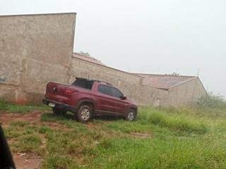 Veículo foi abandonado pelos bandidos em um terreno. (Foto: Direto das Ruas) 