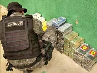 No total, foram apreendidos 122 tabletes de cocaína (Foto: divulgação/Batalhão de Choque) 