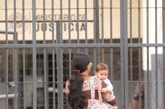 Com um filho no bra&ccedil;o e outro na cela, Maria vive saga das m&atilde;es de usu&aacute;rios