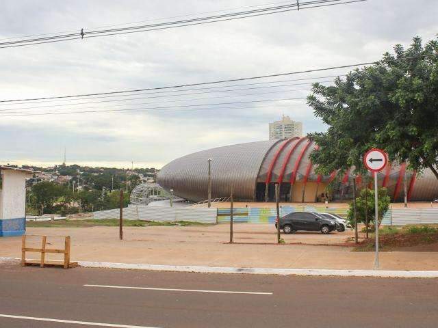 B&ecirc;bada, condutora atropela pedestre em frente ao Aqu&aacute;rio do Pantanal