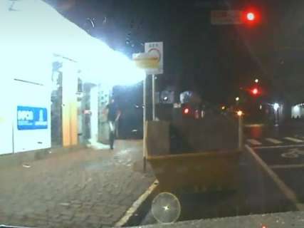 “Sem querer”, motorista filma ladrão saindo calmamente de farmácia arrombada