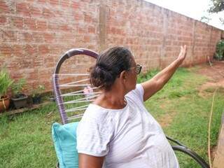 Moradora aponta para muro usado como &quot;escada&quot; para ladrão invadir casa (Foto: Paulo Francis)