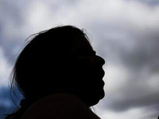 Pol&iacute;cia investiga se houve omiss&atilde;o da m&atilde;e de menina acorrentada pelo pai 