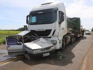 Motorista morre e mulher fica ferida em colis&atilde;o entre carro e carreta