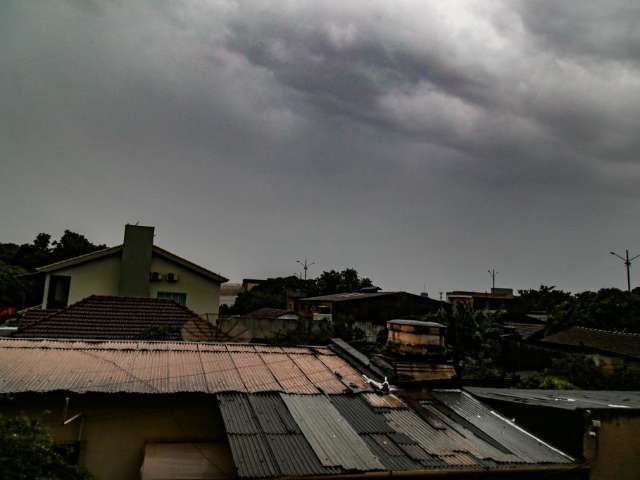 Durante chuva, 206 raios ca&iacute;ram na Capital e descargas devem continuar