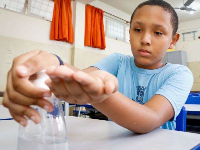 Escolas recorrem a &aacute;lcool gel e v&iacute;deo educativo para evitar novo v&iacute;rus