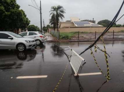 Fios arrebentados atravessam rua e moradores improvisam sinaliza&ccedil;&atilde;o