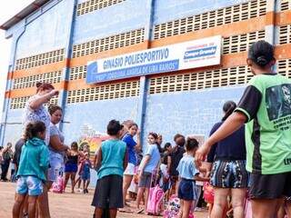 Alunos voltam às aulas na Escola Antônio José Paniago. (Foto: Henrique Kawaminami)