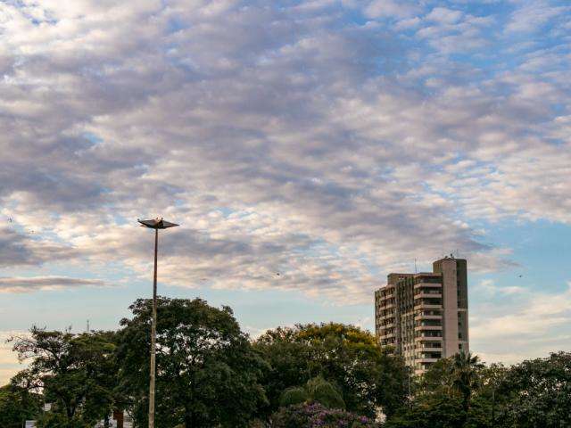 Meteorologia prevê quarta-feira de céu parcialmente nublado e calor de 37°C