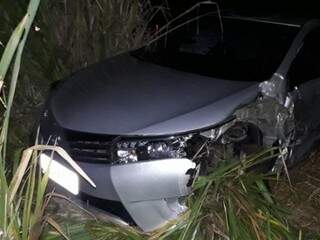 Após colidir contra carreta, carro parou às margens da rodovia. (Foto: Tiago Apolinário/Da Hora Bataguassu)