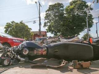 Moto que era pilotada por Jucilene da Costa Amorim, que morreu no último dia 25 em acidente envolvendo três veículos na Avenida das Bandeiras. (Foto: Marcos Maluf)