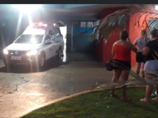 Crian&ccedil;a &eacute; esfaqueada e irm&atilde; golpeia agressor com 6 perfura&ccedil;&otilde;es nas costas