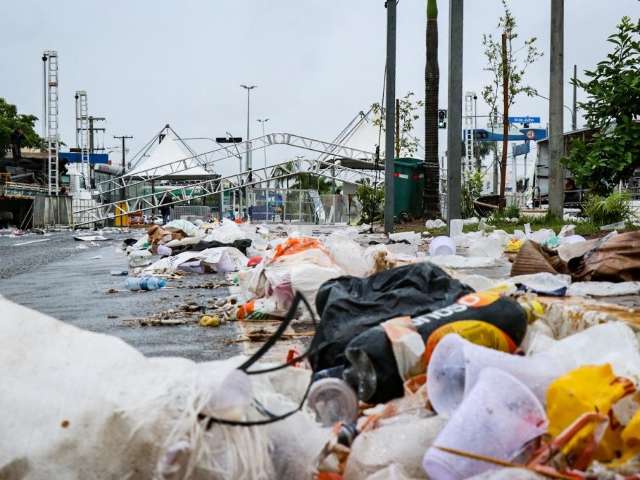 Volta do Carnaval faz avenida virar &quot;passarela do lixo&quot; e divide lojistas