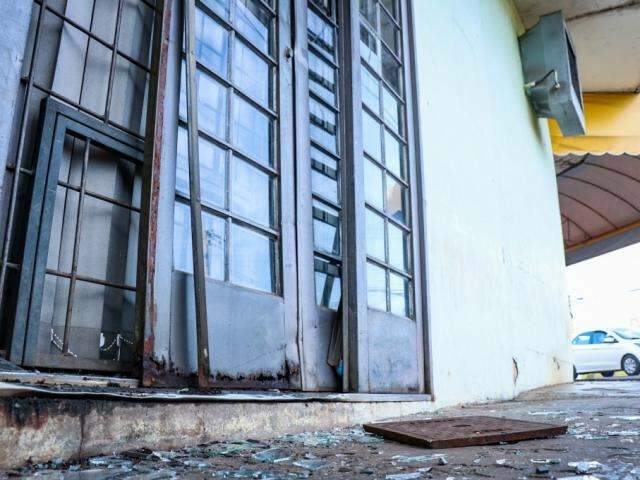 Ladr&atilde;o tenta arrombar conveni&ecirc;ncia com tampa de bueiro e &eacute; preso