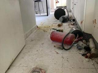 Extintor foi usado para quebrar objetos no apartamento da vítima (Foto: Direto das Ruas) 