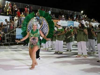 Rainha gr&aacute;vida de 9 meses, ala trans e medos marcam 1&deg; dia de desfile de escolas