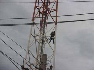 Momento em que mulher ameaçava se jogar da torre. (Foto: Adilson Domingos)