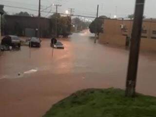 Cruzamento virou rio durante o temporal desta terça-feira. (Foto: Direto das Ruas) 