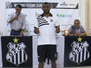 Rychely foi apresentado hoje com a camisa do Galo (Foto: Operário FC/Divulgação)