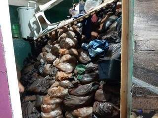 Sacos de areai empilhados em celas da Penitenciária de Pedro Juan Caballero na fronteira (Foto: Divulgação)