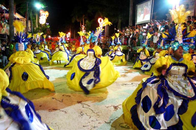 Carnaval em 2006: baianas dão o tom do renascimento dos desfiles