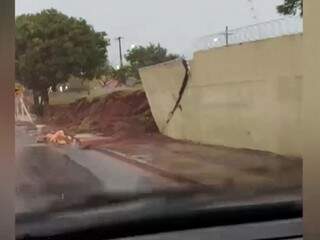 Muro do Sinterpa desabou com a força da chuva (Foto: Direito das Ruas)