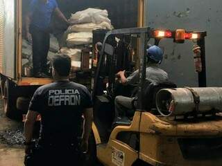 Policial da Defron acompanha descarregamento de droga em forno de indústria para incineração (Foto: Divulgação)