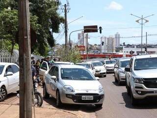 Tumulto no trânsito em frente ao Hércules Maymone, na Joaquim Murtinho. (Foto: Henrique Kawaminami)