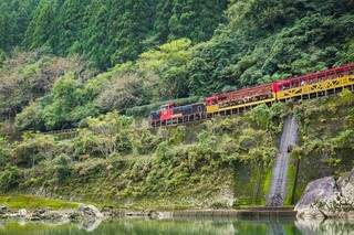 Trem da linha cênica de Sagano passando pelo trilho acima do rio Hozugawa, no Japão  (Foto: Antonio Arguello)