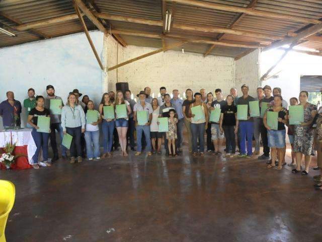 Fam&iacute;lias de assentamento de Nova Alvorada do Sul recebem escritura de terras