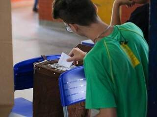 Votação da Escola Estadual Joaquim Murtinho (Foto: Marcos Maluf)