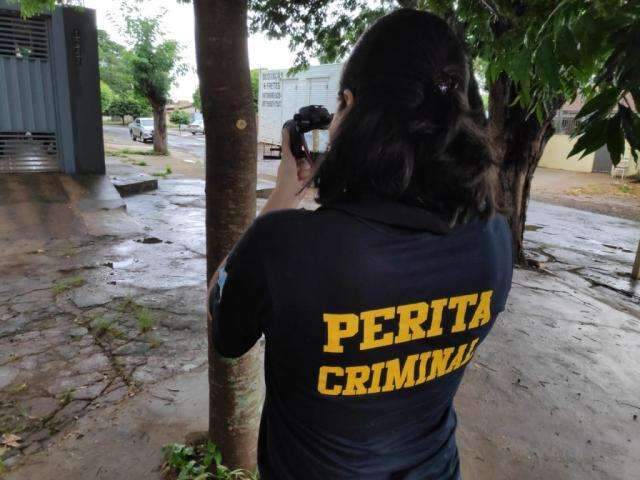 Pol&iacute;cia faz per&iacute;cia em local onde dois foram atacados a tiros de pistola