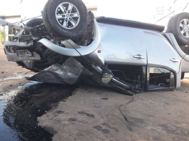 Motorista perde controle de caminhonete, derruba poste e capota