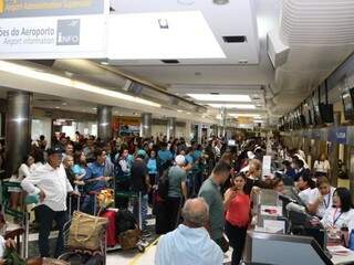 Passageiros são retirados de avião e lotam Aeroporto após cancelamento Passageiros são retirados de avião e lotam Aeroporto após cancelamento