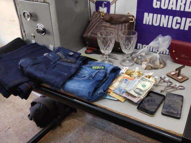 Homem &eacute; preso depois de arrombar loja e gr&aacute;fica para furtar cofre