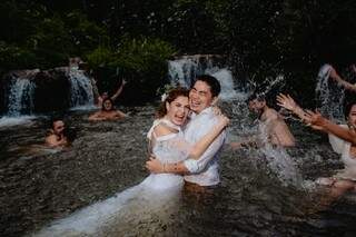 Convidados curtiram o casal dentro do rio. (Foto: Renato Zaar)