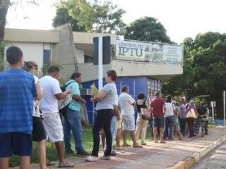 Fila começou cedo na Central do IPTU, no centro de Campo Grande (Foto: Marcos Maluf)