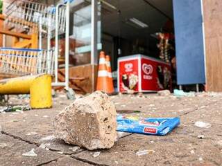 Pedras e garrafas foram arremessadas contra conveniência. (Foto: Henrique Kawaminami)