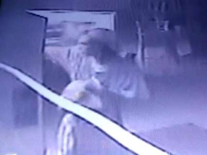 Ladrão quebra vidro de porta e furta latas de refrigerante de restaurante na 15 