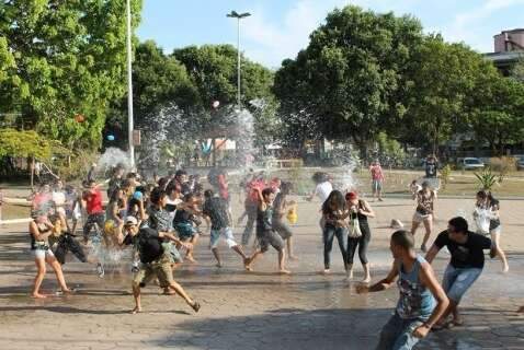 Ponta Porã mantém tradição  com guerra d'água nesta terça-feira