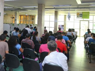 Trabalhadores, na recepção da Funtrab, buscam por uma colocação no mercado de trabalho (Foto: Marcos Maluf) 