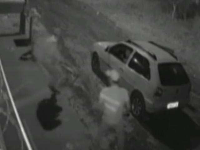Ladr&atilde;o chuta port&atilde;o de resid&ecirc;ncia 7 vezes,  machuca o p&eacute; e desiste de furto