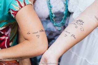 Tatuagem que as irmãs fizeram com a letra da mãe. (Foto: Images of love)