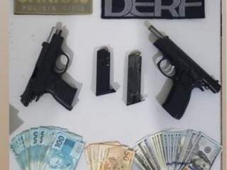 Armas e dinheiro apreendidos durante abordagem policial (Foto/Divulgação)